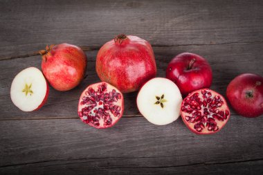 Nar ahşap bir masa üzerinde