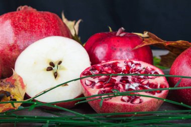 Nar ve sonbahar renkli yaprakları