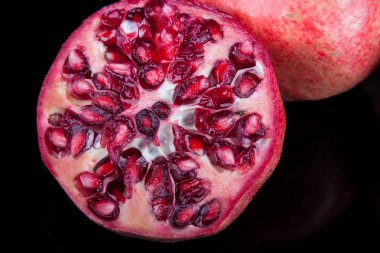 siyah üzerine nar tohum ayrıntılı arka plan