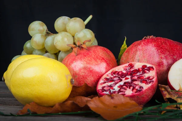 Romãs Outras Frutas Folhas Outono — Fotografia de Stock