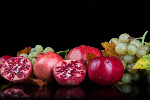 Granátová Jablka Podzimní Listí Černém Pozadí — Stock fotografie