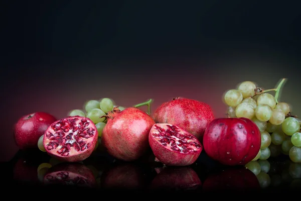 Granátová Jablka Podzimní Listí Černém Pozadí — Stock fotografie