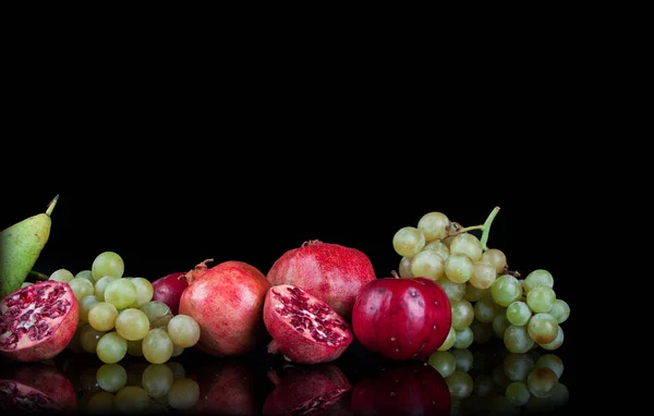 Granátová Jablka Jinými Druhy Ovoce Černém Pozadí — Stock fotografie