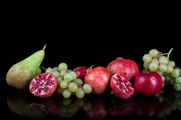 Melograni Con Altri Frutti Fondo Nero — Foto Stock