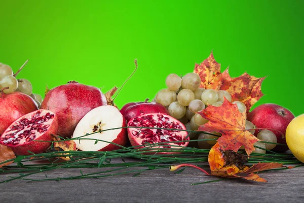 Melograni Con Foglie Autunnali Fondo Verde — Foto Stock