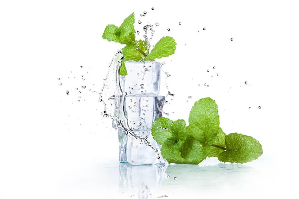 Cubetti Ghiaccio Spruzzi Acqua Con Menta Fondo Bianco — Foto Stock