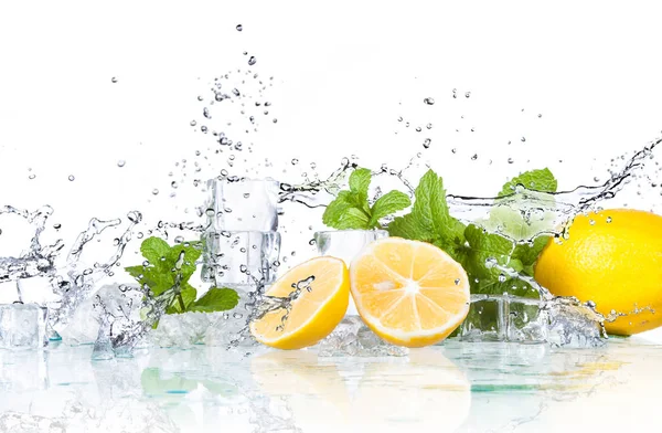 Cubetti Ghiaccio Spruzzi Acqua Con Menta Limone Uno Sfondo Bianco — Foto Stock