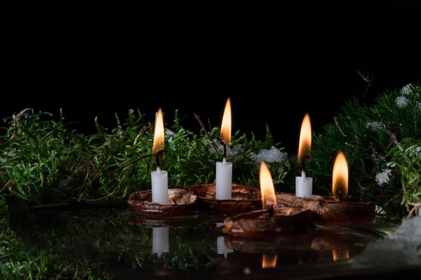 Kerst Kaarsen Walnoot Shell Het Wateroppervlak — Stockfoto