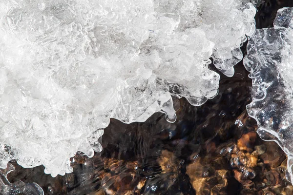 şelale ile dondurulmuş akışı