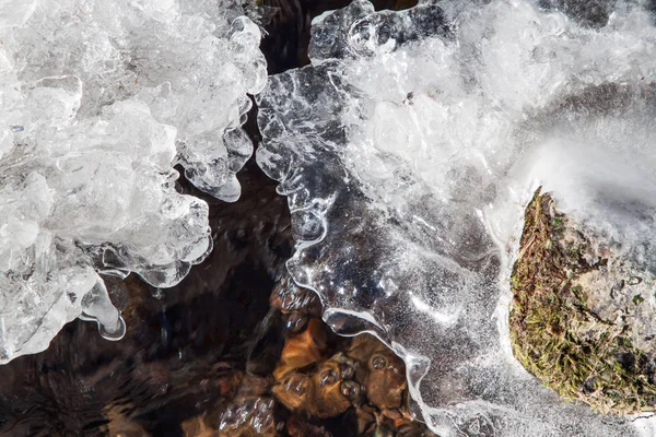 şelale ile dondurulmuş akışı
