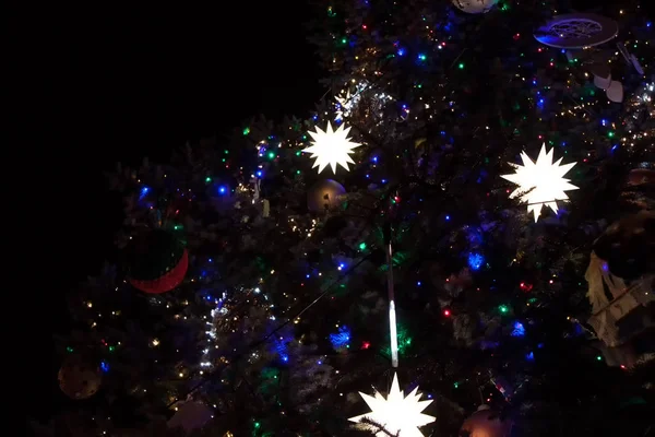 Uma Árvore Natal Cheia Correntes Luz — Fotografia de Stock