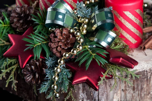 Weihnachtsdekoration Aus Zapfen Zweigen Bogen Und Zimt — Stockfoto