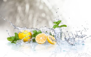 buz küpleri, beyaz bir arka plan üzerinde izole limon nane yaprakları