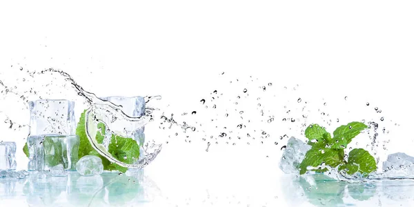 Eiswürfel Und Spritzwasser Mit Minze Auf Weißem Hintergrund — Stockfoto