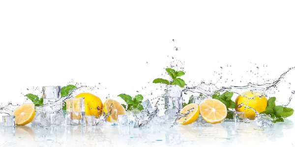 buz küpleri, beyaz bir arka plan üzerinde izole limon nane yaprakları