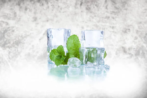 Cubos Gelo Água Salpicada Com Hortelã Fundo Colorido — Fotografia de Stock