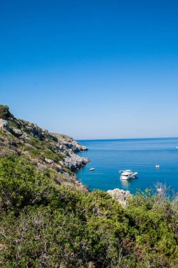 tekneler ve plajlar ile koy manzarası