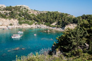 tekneler ve plajlar ile koy manzarası