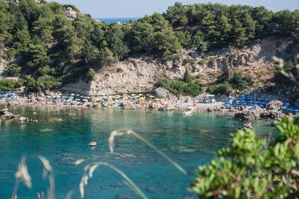 tekneler ve plajlar ile koy manzarası