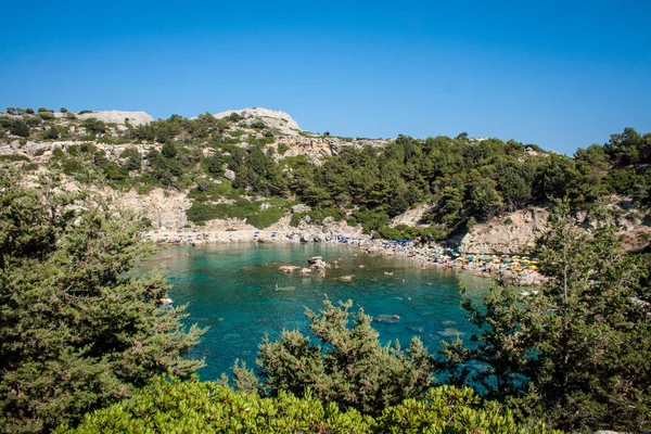 tekneler ve plajlar ile koy manzarası