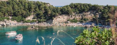 Havadan kuşlar göz görünümü drone fotoğraf Anthony Quinn ve Rodos adasında Ladiko bay, Oniki, Yunanistan. Güzel lagün ve berrak mavi su ile Panorama. Güney Avrupa'nın ünlü turistik beldesi