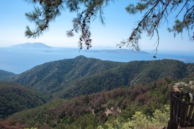 Rodos Yunanistan'da dağ sırası, tepeler ve deniz manzarası