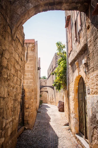 ロードス ギリシャ 観光客はロードス島の魅力的な秘密の狭い通りを賞賛 — ストック写真