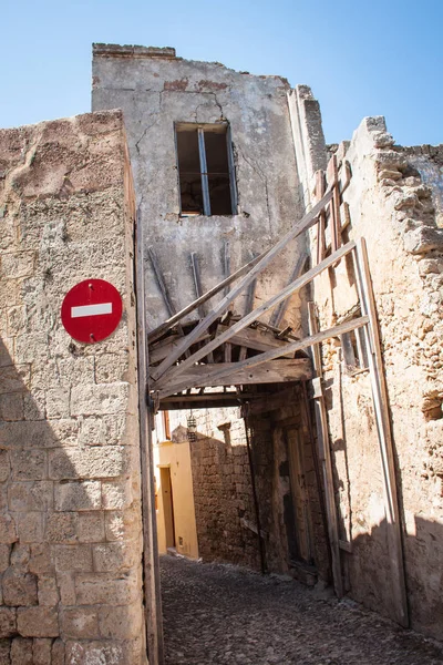 Rhodes Greece Tourrists Admire Charming Secret Narrow Streets Rhodes Island — стоковое фото