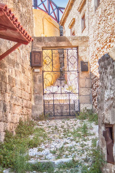 Rhodes Greece Tourrists Admire Charming Secret Narrow Streets Rhodes Island — стоковое фото