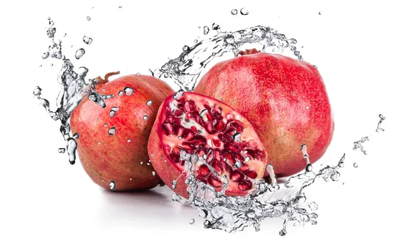 Granátová Jablka Stříkající Vodě Bílém Pozadí — Stock fotografie