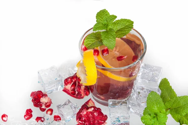 ザクロ レモン ミントと氷の夏の飲み物 — ストック写真