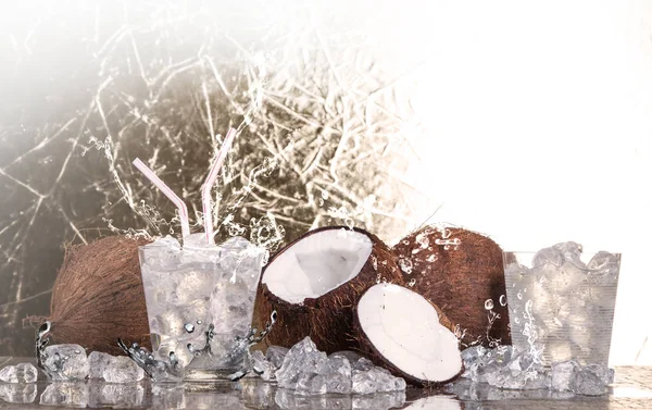 热带椰子与冰块 — 图库照片