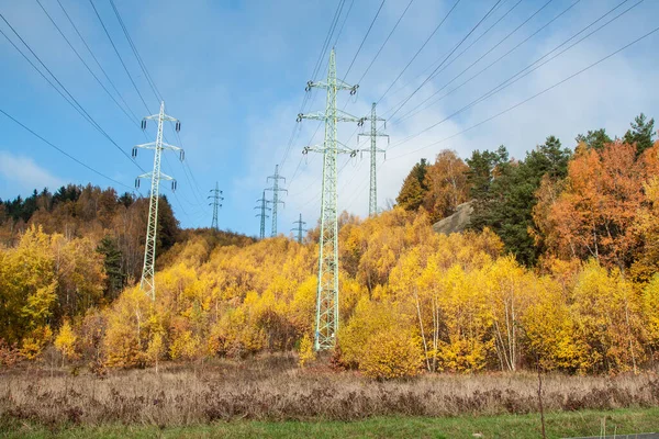 Yüksek voltaj pilonu, Sonbaharda bir tepede, Stoma 'nın altın yaprakları
