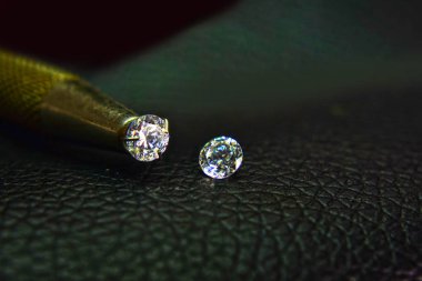 Elmaslar güzel ve pahalıdır..