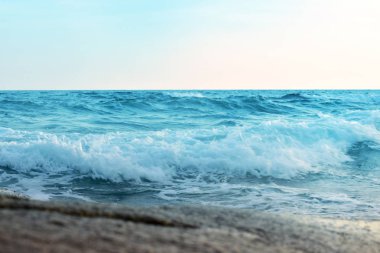 Dalgaların, rüzgarın ve güzel denizin sesi Doğaile dinlendirici bir günde