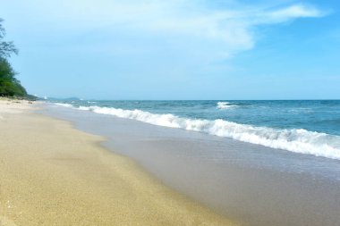 Rüzgarın sesi, deniz kıyısında güneş, rahatlatıcı bir günde güzel renkli kum vardır.