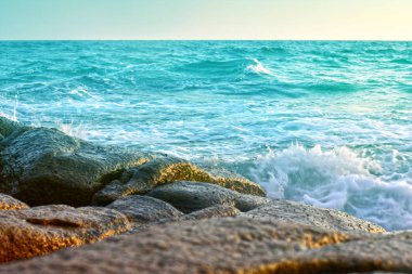 Rüzgarın sesi, deniz kıyısında güneş, rahatlatıcı bir günde güzel renkli kum vardır.