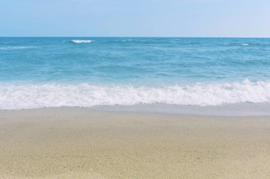 Rüzgarın sesi, deniz kıyısında güneş, rahatlatıcı bir günde güzel renkli kum vardır.