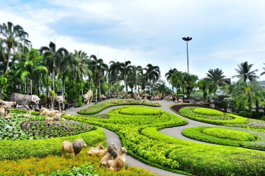 Park bir turist cazibe olduğunu. Çiçek bahçesi ve dağlar güzel bir sahne.