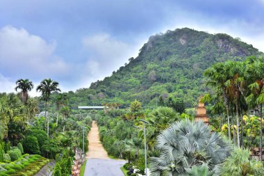 Park bir turist cazibe olduğunu. Çiçek bahçesi ve dağlar güzel bir sahne.