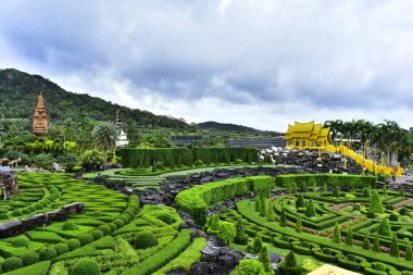 Park bir turist cazibe olduğunu. Çiçek bahçesi ve dağlar güzel bir sahne.