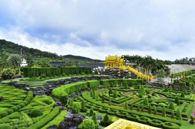 Park bir turist cazibe olduğunu. Çiçek bahçesi ve dağlar güzel bir sahne.