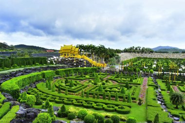 Park bir turist cazibe olduğunu. Çiçek bahçesi ve dağlar güzel bir sahne.