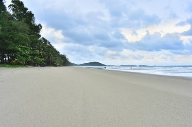 Plaj, deniz ve gökyüzü, deniz dalgaları ferahlatıcı bir tatil