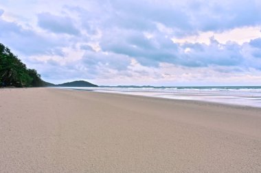 Dalgaların sesiyle sahil tatili Rüzgar ve karanlık gökyüzü