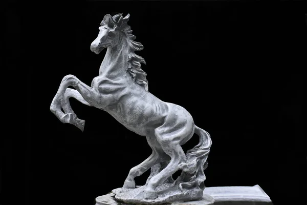 马雕像是一个飞跃到达终点线或胜利灰泥形状 — 图库照片