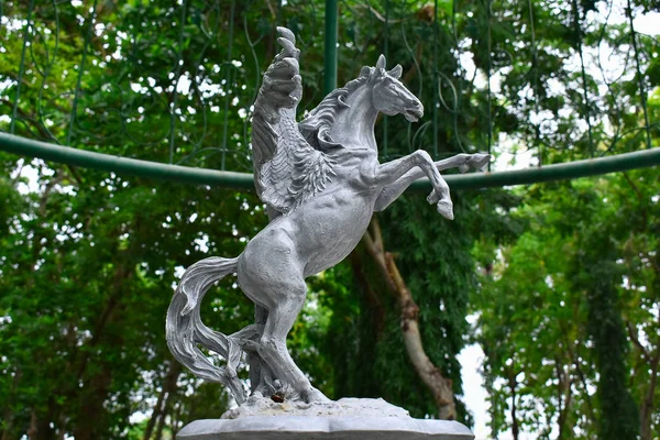 Socha Koně Skok Dosažení Konce Čáry Nebo Štušku Vítězství — Stock fotografie