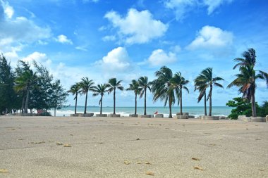Parlak mavi gökyüzünde plaj Dalgalar ve rüzgar tatil ve seyahat