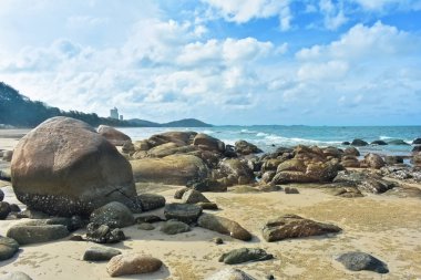 parlak mavi gökyüzü Dalgalar ve rüzgar plaj tatil ve seyahat