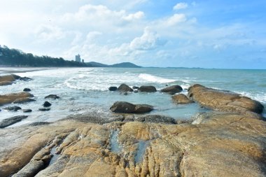 parlak mavi gökyüzü Dalgalar ve rüzgar plaj tatil ve seyahat